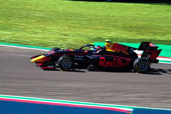 Kacper Sztuka (POL), İtalyan GP hafta sonu Imola 'daki Enzo e Dino Ferrari Pisti' nin Acque Minerali köşesinde, milletvekili Motorsport 'un arabasıyla Formula 3' ün üçüncü turu sırasında