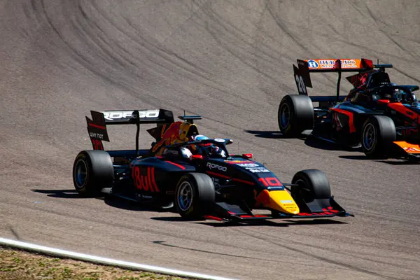 Oliver Goethe (DEU) İtalyan pratisyen hekim haftası boyunca Campos Racing 'in arabasıyla Formula 3' ün sprint yarışı için Imola 'daki Enzo e Dino Ferrari Pisti' nin Tosa köşesinde.