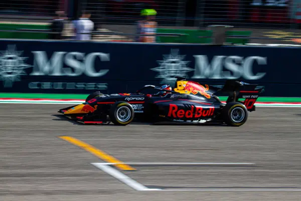 İtalyan pratisyen hekim haftası Imola 'daki Enzo e Dino Ferrari Pisti' nde Campos Racing 'in arabasıyla Formula 3' ün uzun metrajlı yarışı sırasında Oliver Goethe 'nin (DEU) ana düzlükte finali.