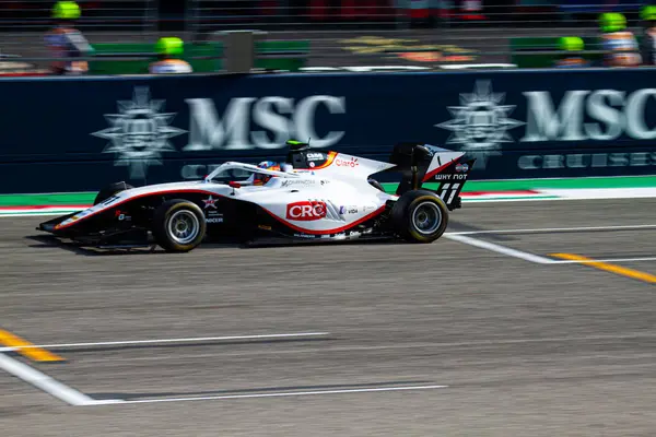 İtalyan pratisyen hekim haftası Imola 'daki Enzo e Dino Ferrari Pisti' nde Campos Racing 'in arabasıyla Formula 3' ün uzun metrajlı yarışı sırasında Sebastian Montoya 'nın (COL) ana düzlemde dönüşü.