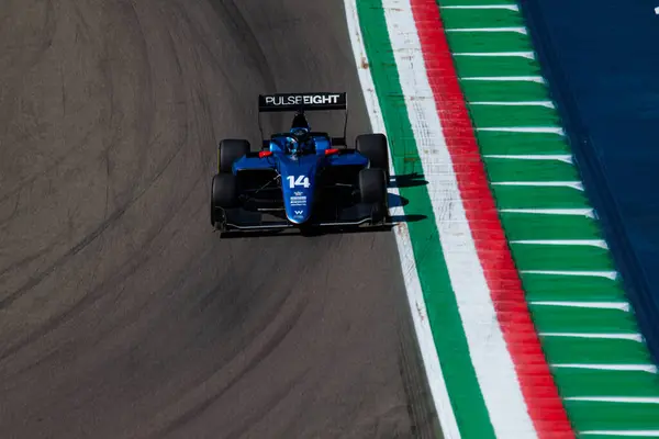 Luke Browning (ENG), İtalyan pratisyen hekim haftası boyunca Hitech 'in arabasıyla üçüncü tur için Imola' daki Enzo e Dino Ferrari Pisti 'nin Acque Minerali köşesinde.