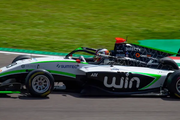 Matias Zagazeta 'nın (PER) Imola' daki Enzo e Dino Ferrari Pisti 'nin Acque Minerali köşesindeki yakın plan fotoğrafı, İtalyan pratisyen hekimlik haftası boyunca Jenzer Motorsport' unun arabasıyla üçüncü tur için çekilmişti.