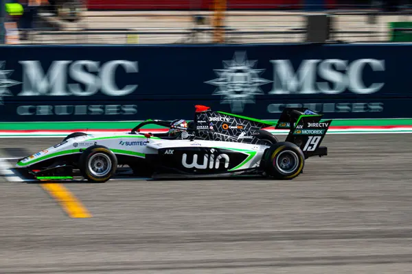 İtalyan pratisyen hekim haftası boyunca Jenzer Motorsport 'unun arabasıyla Formula 3' ün uzun metrajlı yarışı için Imola 'daki Enzo e Dino Ferrari Pisti' nin ana hattında Matias Zagazeta 'nın (PER) finali.