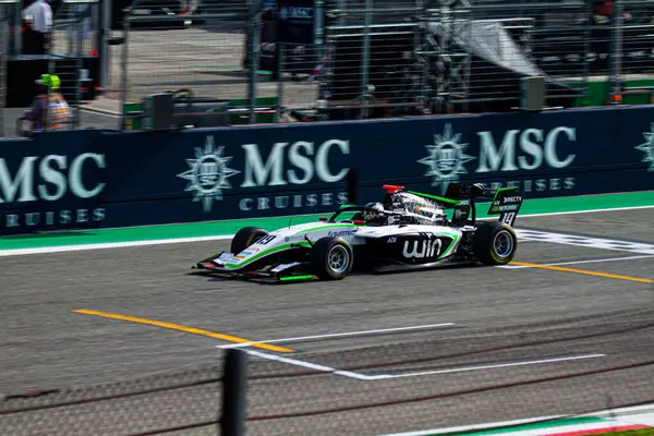 Matias Zagazeta (PER) İtalyan pratisyen hekim haftası Imola 'daki Enzo e Dino Ferrari Pisti' nde Jenzer Motorsport 'unun arabasıyla Formula 3' ün uzun metrajlı yarışı sırasında