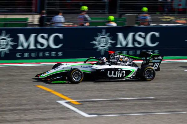 Matias Zagazeta (PER) İtalyan pratisyen hekim haftası Imola 'daki Enzo e Dino Ferrari Pisti' nde Jenzer Motorsport 'unun arabasıyla Formula 3' ün uzun metrajlı yarışı sırasında