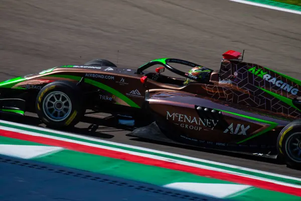 İtalyan pratisyen hekiminin hafta sonu Imola 'daki Enzo e Dino Ferrari Pisti' nde Joshua Dufek 'in Aix Racing' in arabasıyla Formula 3 'ün üçüncü raundunda çekilmiş yakın plan fotoğrafı.