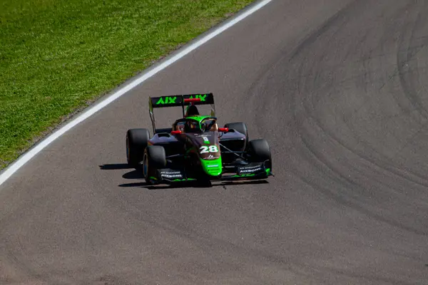 Joshua Dufek (AUT) İtalyan pratisyen hekim haftasında Aix Racing 'in arabasıyla Formula 3' ün sprint yarışı için Imola 'daki Enzo e Dino Ferrari Pisti' nin Tosa köşesinde.
