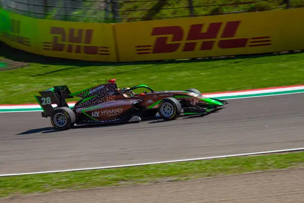 Joshua Dufek (AUT) İtalyan pratisyen hekim haftasında Aix Racing 'in arabasıyla Formula 3' ün sprint yarışı için Imola 'daki Enzo e Dino Ferrari Pisti' nin Tosa köşesinde.