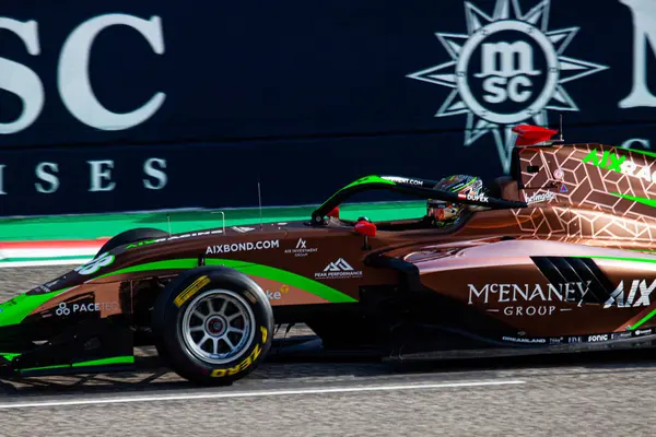 Joshua Dufek 'in (AUT) İtalyan GP hafta sonu Imola' daki Enzo e Dino Ferrari Pisti 'nde Aix Racing' in arabasıyla Formula 3 'ün uzun metrajlı yarışı sırasında çekilmiş yakın plan fotoğrafı.