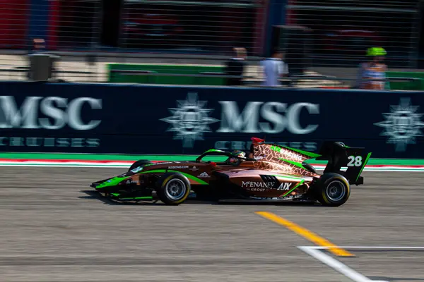 Joshua Dufek (AUT) İtalyan pratisyen hekim haftası Imola 'daki Enzo e Dino Ferrari Pisti' nde Aix Racing 'in arabasıyla Formula 3' ün uzun metrajlı yarışı sırasında