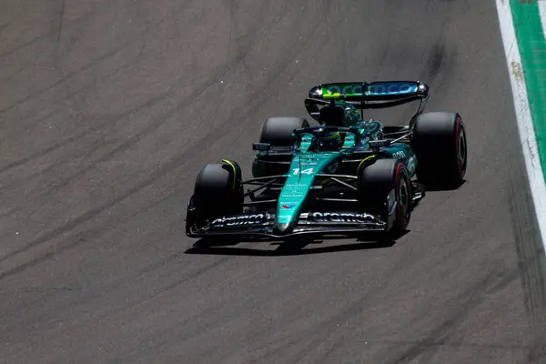 Fernando Alonso (ESP), İtalya yapımı GP 2024-19 Mayıs tarihleri arasında Aston Martin 14 numarasıyla Autodromo Enzo e Dino Ferrari 'nin Acque Minerali köşesinde Imola' da bulunmaktadır.