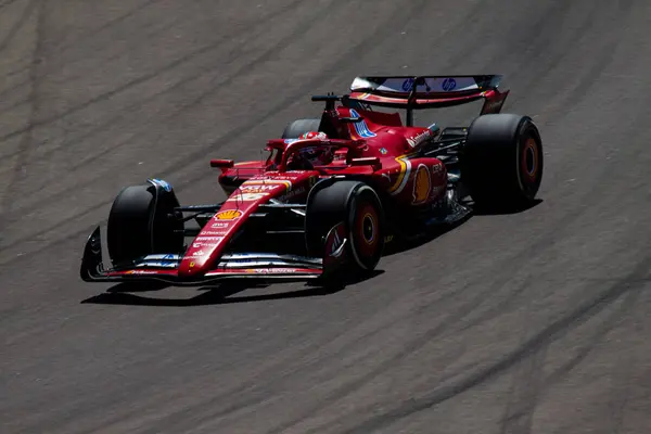 Imola 'daki Charles Leclerc (MCO) İtalya yapımı GP 2024-19 Mayıs için Autodromo Enzo e Dino Ferrari' nin Acque Minerali köşesinde Ferrari SF-24 numarası 16