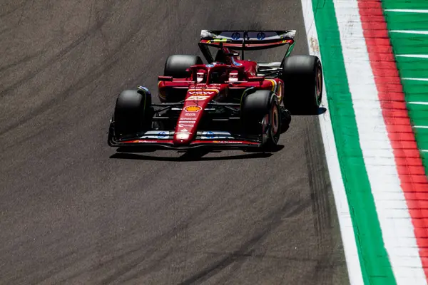 Carlos Sainz (ESP), İtalya yapımı GP 2024-19 Mayıs tarihleri arasında Autodromo Enzo e Dino Ferrari 'nin Acque Minerali köşesinde Ferrari SF-24 