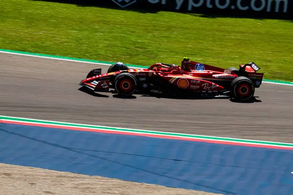 Carlos Sainz (ESP), İtalya yapımı GP 2024-19 Mayıs tarihleri arasında Autodromo Enzo e Dino Ferrari 'nin Acque Minerali köşesinde Ferrari SF-24 