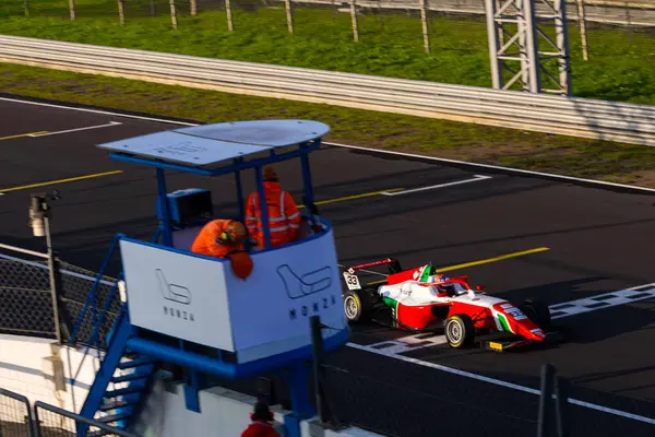 İngiliz sürücü Freddie Slater Euro Formula 4 'ün son raundunda Monza' da 27 numaralı Prema Yarış arabasıyla