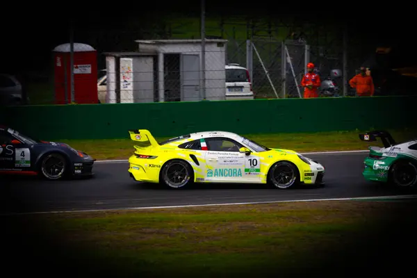İtalyan pilot Pietro Armanni, Porsche Carrera Cup Italia 'nın son raundunda pistin ilk Chicane' ında Prima Ghinzani arabası ile Monza 'da.
