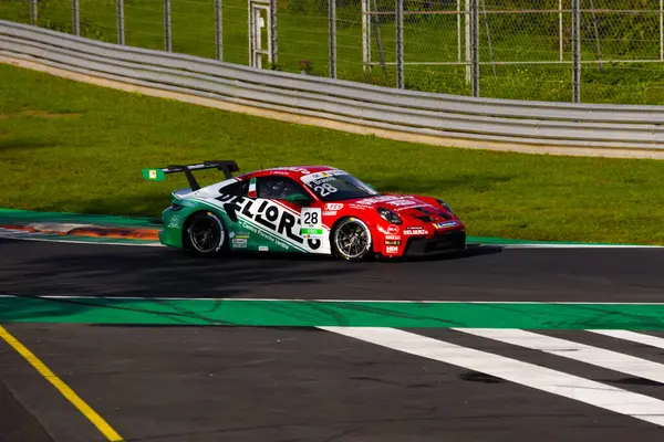 İtalyan sürücü Francesco Braschi, Porsche Carrera Cup Italia 'nın son raundunda Roggia Chicane' de 28 numaralı Dinamik Motorsport arabasıyla Monza 'da.