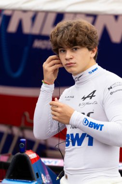 İtalyan sürücü Nicola La Corte 'nin dikey yakın çekimi 26-28 Ekim 2024 tarihlerinde Monza Alpine tarafından yapılan Formula Bölgesel yarışı için hazırlanıyor.