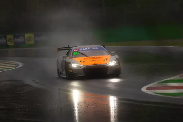 Monza 'da düzenlenen İtalyan Gran Turismo Dayanıklılık Şampiyonası' nın son turunda Pietro Delli Guanti, Rocco Mazzola ve Alex Aka tarafından sürülen 12 numaralı Audi.