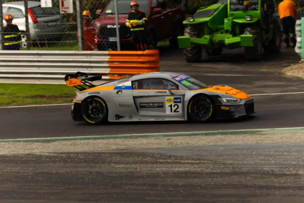 Monza 'da düzenlenen İtalyan Gran Turismo Dayanışma Şampiyonası' nın son turunda Pietro Delli Guanti, Rocco Mazzola ve Alex Aka tarafından sürülen 12 numaralı Audi.