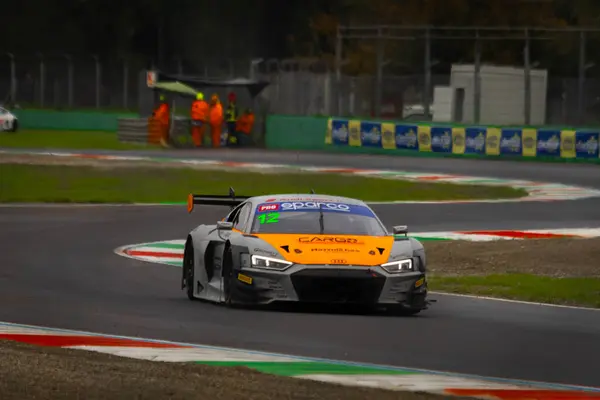 Monza 'da düzenlenen İtalyan Gran Turismo Dayanışma Şampiyonası' nın son turunda Pietro Delli Guanti, Rocco Mazzola ve Alex Aka tarafından sürülen 12 numaralı Audi.