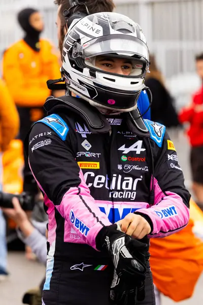İtalyan sürücü Nicola La Corte 'nin dikey yakın çekimi 26-28 Ekim 2024 tarihlerinde Monza Alpine tarafından yapılan Formula Bölgesel yarışı için hazırlanıyor.