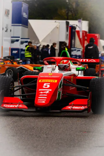 FRECA şampiyonu Rafael Camara 'nın 5 numaralı arabasının dikey yakın çekimi Formula Bölgesel Yarışı 2' den önce Monza 26-28 Ekim 2024