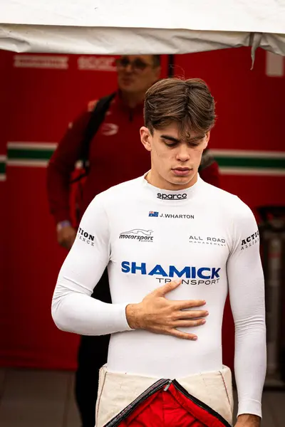 James Wharton, 26-28 Ekim 2024 tarihlerinde Alp 'in Formula Bölgesi 2 yarışını koşmaya hazırlanıyor.