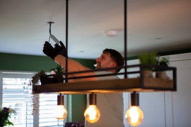 Batı Sussex 'te çalışan bir elektrikçi.