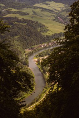 Dunajec Nehri 'nin aşağıdaki tuvalde zarifçe süzüldüğü dağ tepelerinden gelen dinginliği kucaklamak. Su ve zamanın oyduğu yolculuğun ebedi güzelliğini fısıldayan nefes kesici bir perspektif..