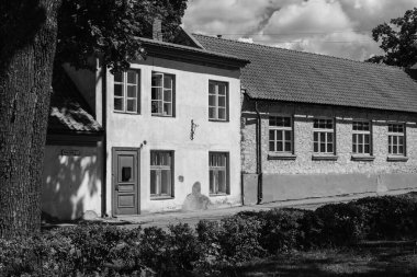 Bu evin lanetli cazibesi seni içindeki gizemi keşfetmeye davet ederken, geçmişin fısıltıları monokrom solgunluğunda yankılanıyor.