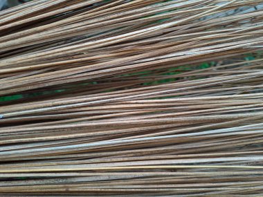 Basit bir palmiye fiberi süpürgesinden birçok çubuğun arkaplanı.