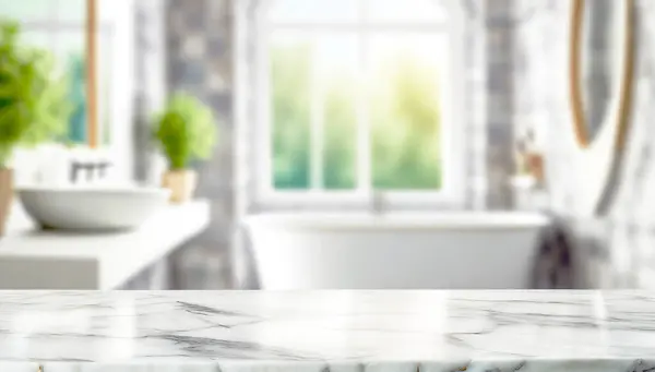Bulanık banyo arkaplanı ve Mermer tezgahın üstü reklam ve tanıtım için kullanılabilir