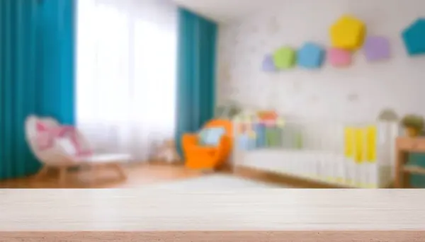 Tasarım ve dekorasyon kavramları için bulanık bebek odası arka planına sahip boş tahta masa