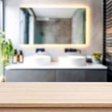 Banyo arka planı bulanık olan boş tezgah, tasarım ve dekorasyon kavramları için