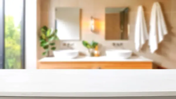 Banyo arka planı bulanık olan boş tezgah, tasarım ve dekorasyon kavramları için