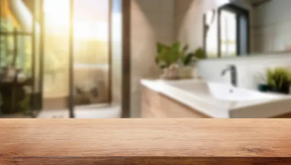 Banyo arka planı bulanık olan boş tezgah, tasarım ve dekorasyon kavramları için