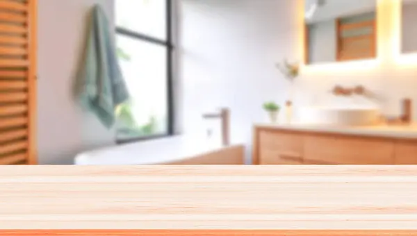 Banyo arka planı bulanık olan boş tezgah, tasarım ve dekorasyon kavramları için