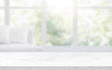 Boş tezgahlı bulanık ev oturma odası ve geniş pencere arkaplanından gelen güneş ışığı