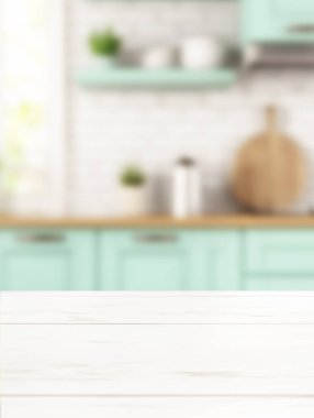 Boş beyaz ahşap masa, bulanık nane yeşili mutfak arka planı.