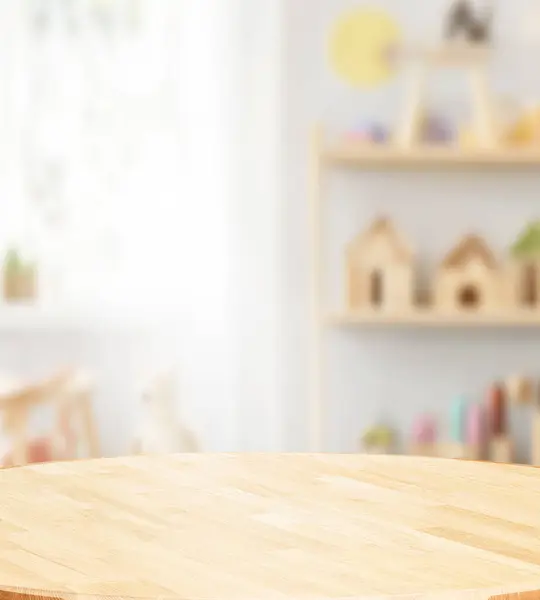 Ürünleri sergilemek için boş ahşap bir masası olan rahat çocuk oyun alanı.