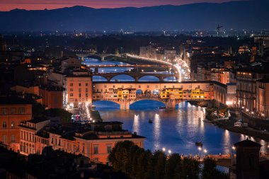 Arno Nehri 'nde ünlü Ponte Vecchio ile Florence Night Panorama.