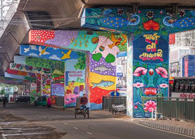 Moghbazar Dhaka Bangladeş üstgeçit sütunları üzerindeki üstgeçit sanatı posterleri asmayı engelliyor. Grafiti sanatı insanlar arasında farkındalık yaratacak..