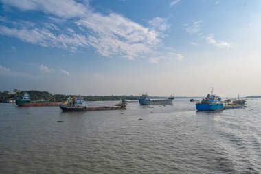 Denizin manzarası ve pek çok gemi Chittagong Bangladeş limanına kenetlendi..