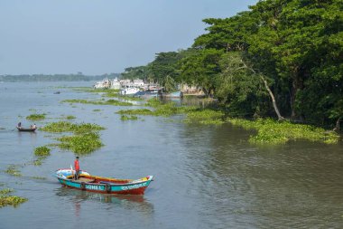 Nehirdeki tekneler ve yeşil doğa ve yeşil arka plan
