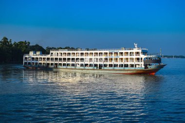 Büyük gemi nehirde suyun üzerinde.