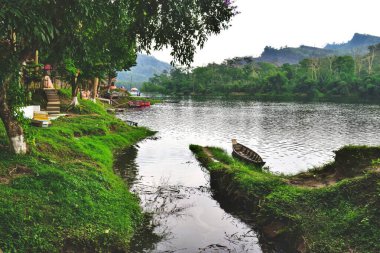 Nehir ve gölü olan güzel bir manzara.