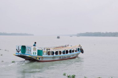 İnsanlar taşımacılık için mini gemi kullanıyorlar..