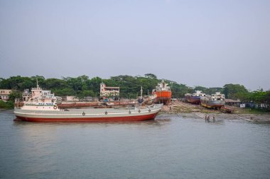 Nehirdeki iş gemisi iş amaçlı kum taşıyor.