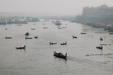 Nehirde yüzen ahşap tekne. İnsanlar tekneyle nehri geçiyor..